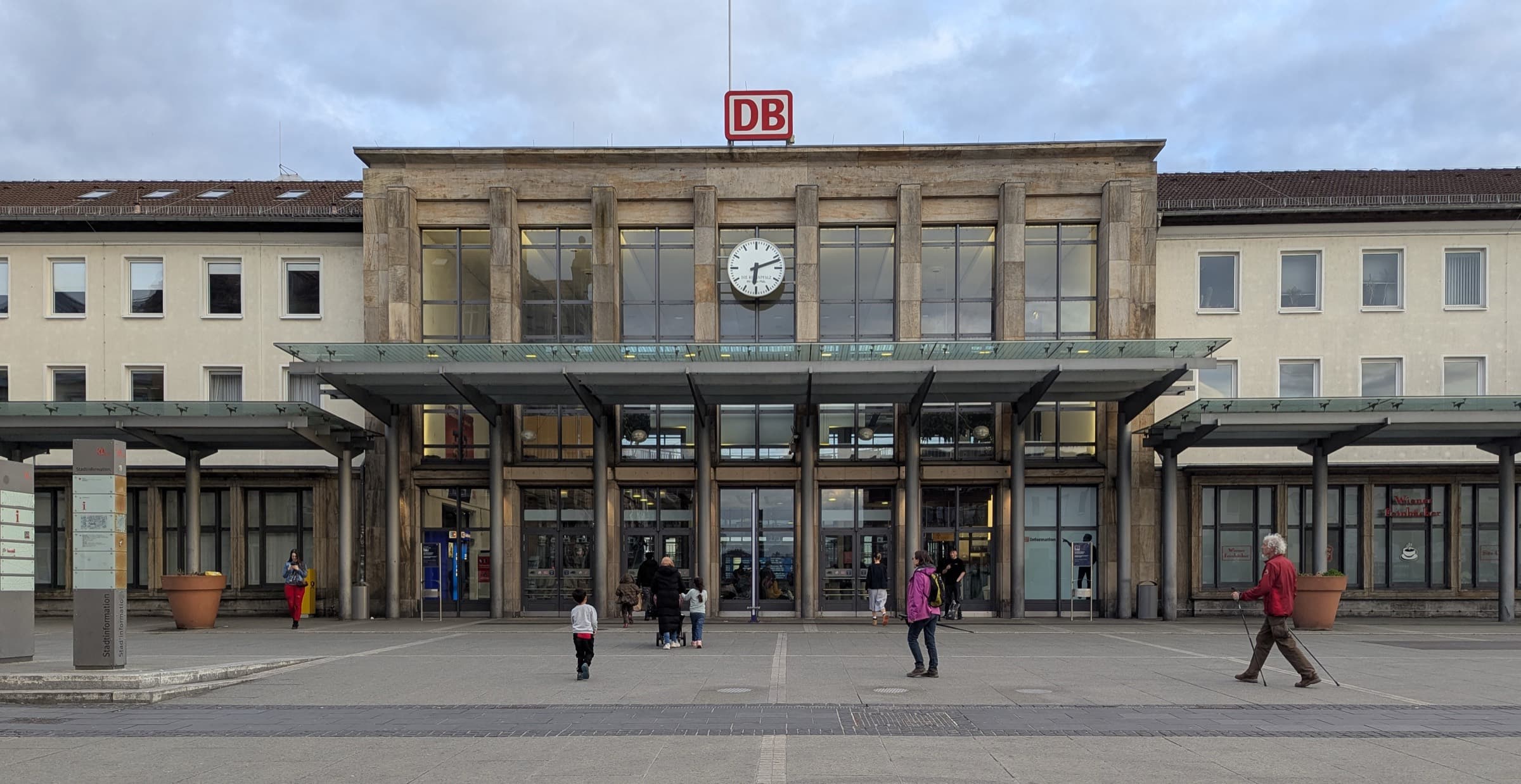 The forecourt of Kaiserslautern main station, a typical taxi pick-up point
